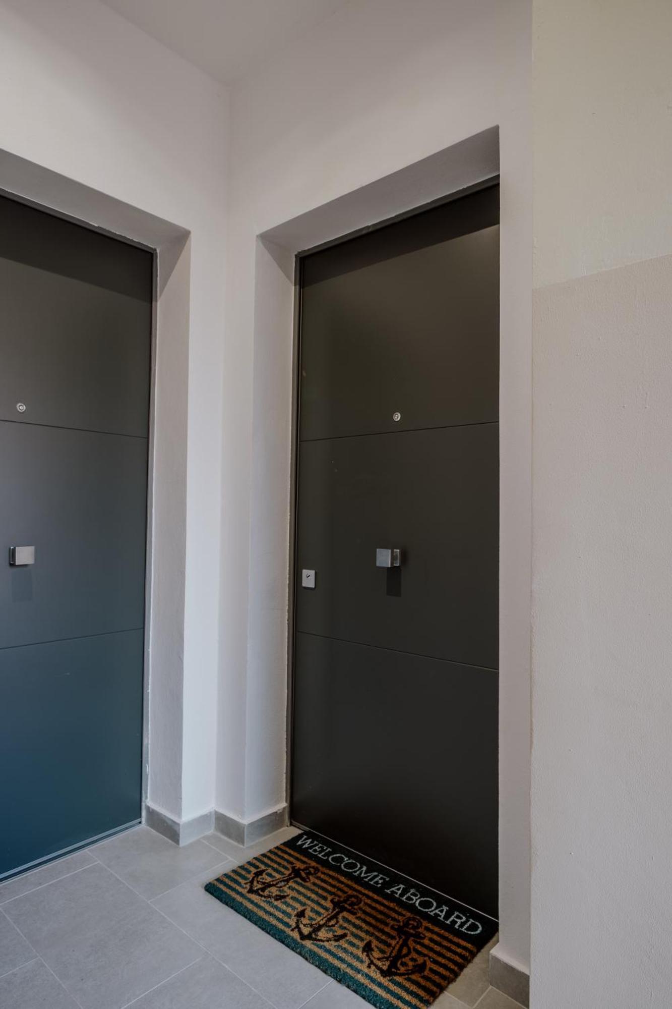 Elegante Appartamento In Marina Trieste Bagian luar foto