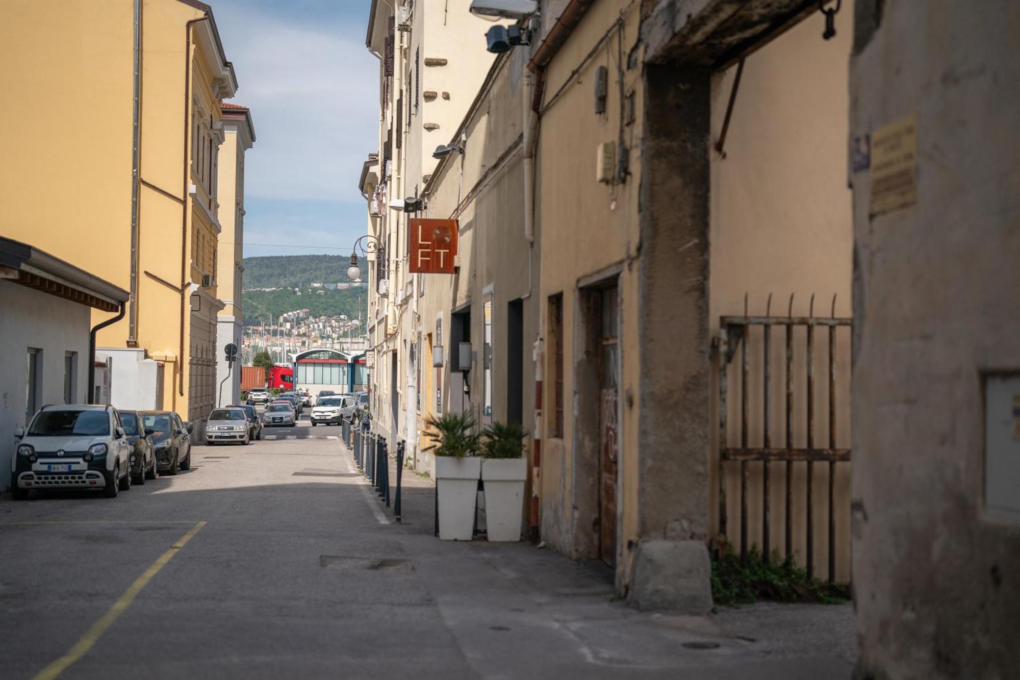 Elegante Appartamento In Marina Trieste Bagian luar foto